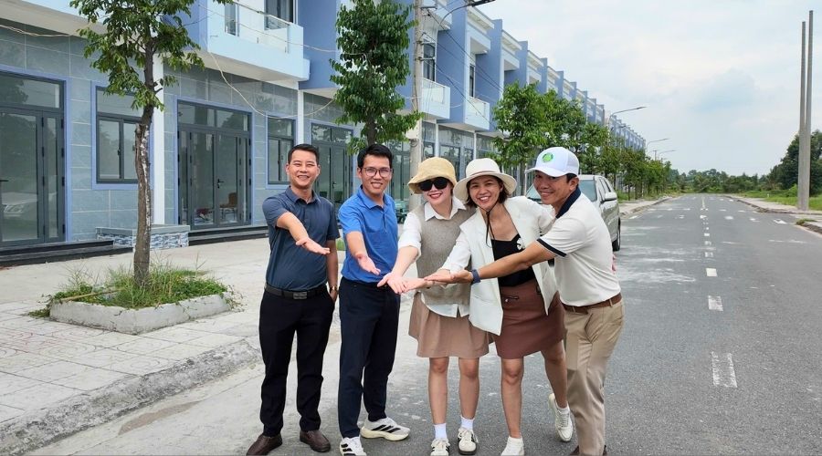 Team Vua Nhà Đất tham quan nhà mẫu NOXH KCN Cầu Tràm